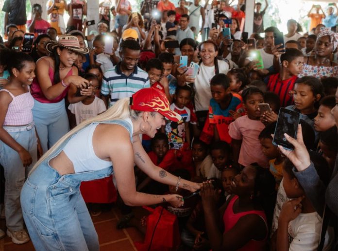 Karol G lleva regalos de navidad a niños de madres adolescentes en la costa colombiana