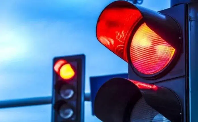 Dictan tres años de prisión a conductor que causó muerte de otro tras ignorar semáforo en rojo