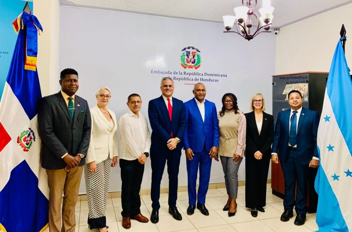 Senador Julito Fulcar realiza visita oficial a la Embajada de la República Dominicana en Honduras