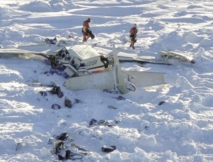Encuentran avión desaparecido en Alaska; sus 10 ocupantes murieron