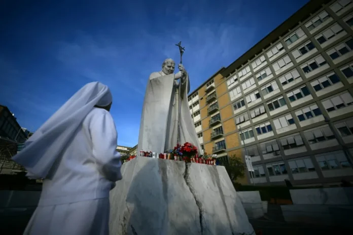 Juan Pablo II estuvo hospitalizado varias veces en Gemelli, pero murió en el Vaticano el 2 de abril de 2005.