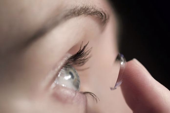 Usó mal sus lentes de contacto y casi pierde la vista por una infección devastadora