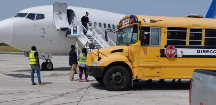 Arriban al AILA 109 dominicanos deportados por EE.UU.