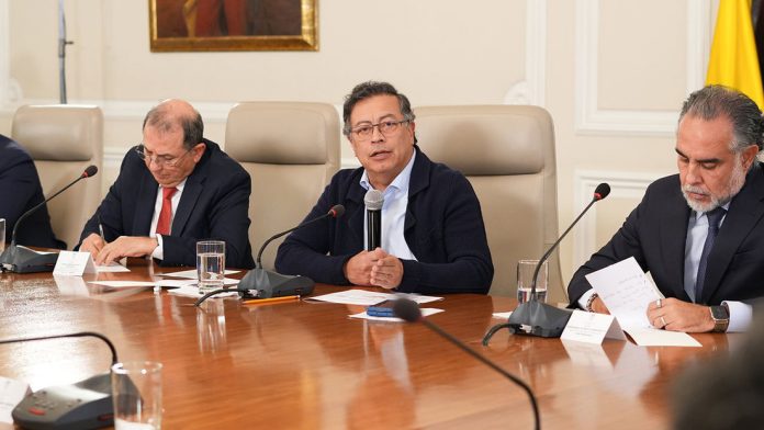 Reproches, renuncias y una pelea televisada: el 'experimento' que trastoca al Gobierno de Petro