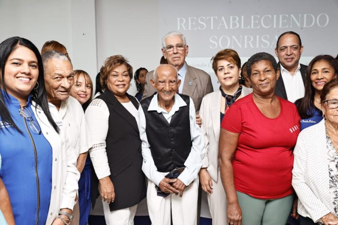 Servicio Nacional de Salud devuelve sonrisa a 134 adultos mayores de SDE