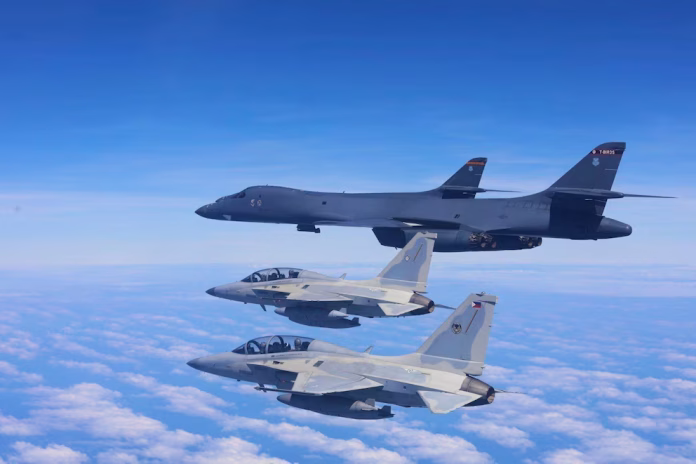 Estados Unidos y Filipinas realizaron maniobras conjuntas sobre un atolón disputado por China en el Mar Meridional