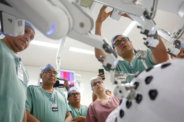 Médicos Latinos se Capacitan en Brasil para Cirugía Robótica