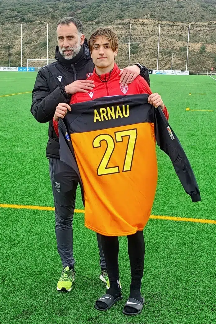 Pol Arnau recibe una camiseta de su padre de hace 26 años