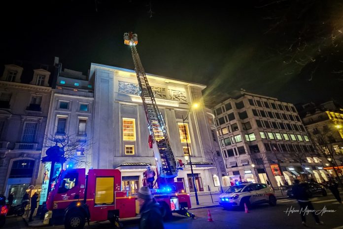 Evacúan 1.500 espectadores tras incendio en teatro de París