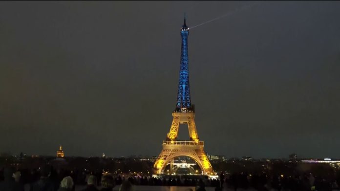 Iluminan la torre Eiffel con los colores de Ucrania por el aniversario de la guerra