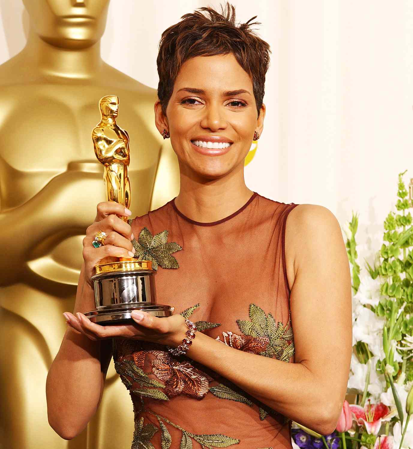 Halle Berry 32a4bf8a907c421587738bb3bc5a43bc