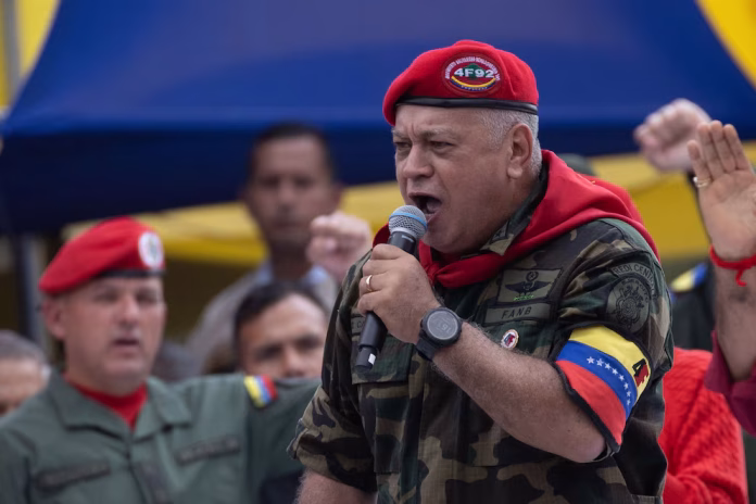 «Esta fórmula que se aplicó la vez pasada, imagínense si fue exitosa, que ganamos 23 gobernaciones de 24», sostuvo Cabello, al tiempo que calificó de «aplastante» la victoria adjudicada al oficialismo en el Parlamento, donde el CNE dijo que obtuvo 256 de 285 escaños.