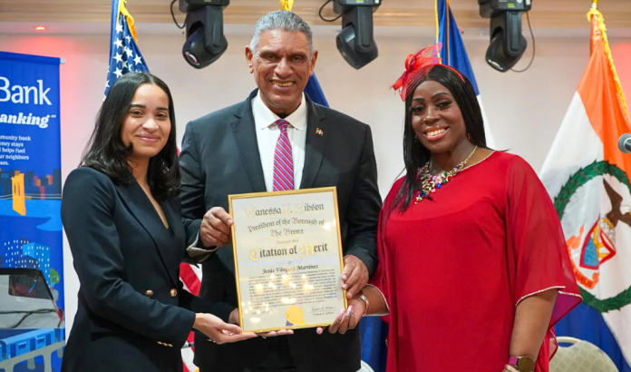 Cónsul General de la República Dominicana en Nueva York Jesús Vásquez Martínez recibiendo su reconocimiento