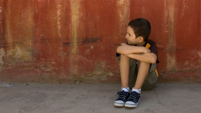 Un niño queda solo en una corte civil de EEUU tras el arresto de su padre para deportación