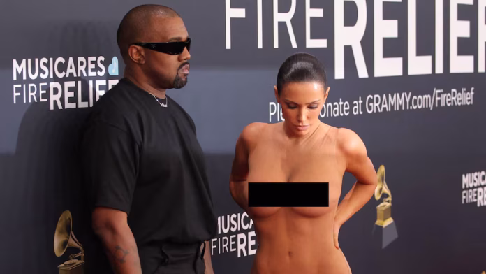 El rapero y su esposa llegaron a la alfombra roja de la premiación, pero fue Censori quien destacó por su atuendo que no dejaba nada a la imaginación