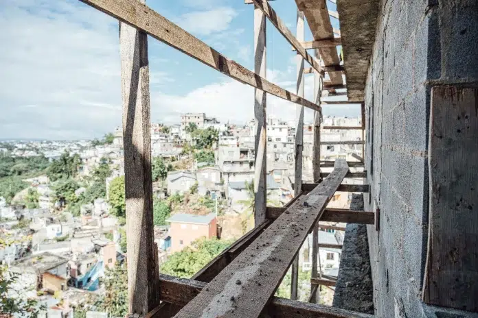 MIVED derrumba el Edificio Albania Rodríguez por riesgos de seguridad