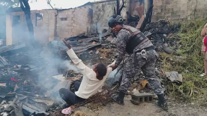 Mujer muere calcinada al regresar a su hogar durante un incendio