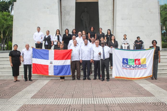 Conadis honró a los héroes nacionales con ofrenda floral en el altar de la patria