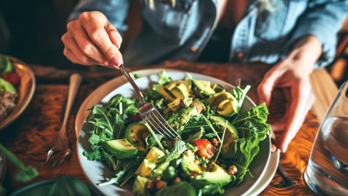 Longevidad: 9 alimentos que los expertos recomiendan consumir a diario
