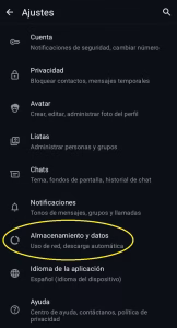 Para conocer este dato importante habrá que tener en cuenta los atajos de la aplicación. Uno de los indicadores que más se tiene en cuenta son los mensajes que se envían y, también, los que se reciben a diario.

En efecto, el usuario deberá ingresar al menú de configuración de WhatsApp, el cual está en el margen superior derecho detallado con tres puntos unidos de manera vertical.
Una vez adentro de este espacio virtual, se deberá dirigir a la solapa de “almacenamiento y datos” y en la misma seleccionar la opción “uso de datos”.
