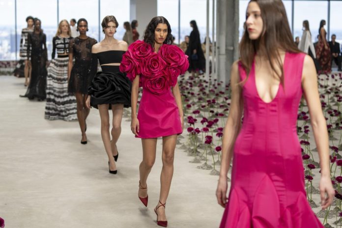 Carolina Herrera recrea un jardín de brillos y colores en la semana de moda de Nueva York