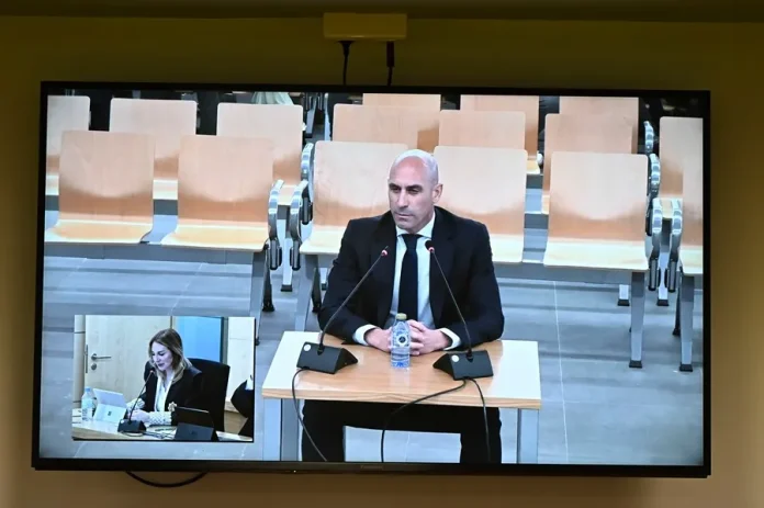Vista de la pantalla en la sala de prensa donde se ve la declaración de Luis Rubiales