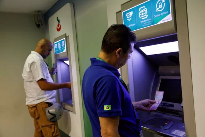 Así es como los ladrones utilizan tornillos en cajeros automáticos para robar cuentas bancarias