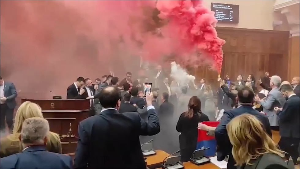 Caos en el Parlamento de Serbia oposicion lanza bombas de