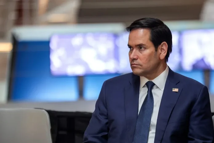 Washington, 24 mar (EFE).- El secretario de Estado de Estados Unidos, Marco Rubio, viajará este miércoles y jueves a Jamaica, Guyana y Surinam para hacer avanzar los planes de política exterior de la Administración de Donald Trump en el Caribe, informó este lunes el Departamento de Estado. Mientras esté en Jamaica, el jefe de la diplomacia estadounidense mantendrá encuentros bilaterales con los jefes de Estado de Barbados, Trinidad y Tobago y Haití, según la nota. El Departamento de Estado indicó que sus compromisos con los socios caribeños «promoverán la cooperación regional para poner fin a la inmigración ilegal y contrarrestar el crimen organizado transnacional». Asimismo, su presencia busca reforzar «las acciones regionales para abordar los desafíos políticos y de seguridad de Haití y fortalecer las asociaciones económicas de Estados Unidos con los países del Caribe». EFE