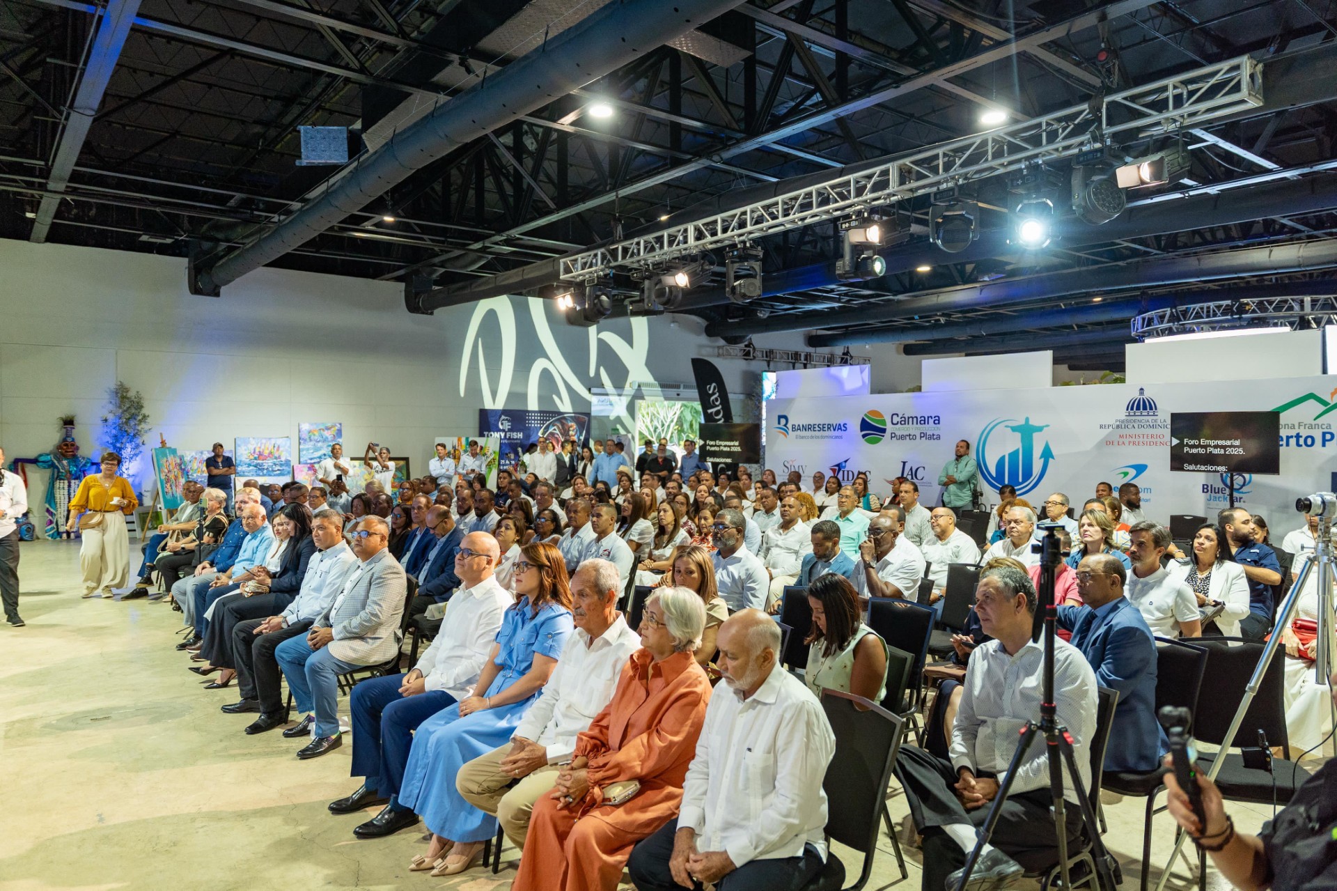 Publico participante en la ponencia del director general del IDAC Igor Rodriguez durante el Tercer Foro Empresarial Puerto Plata 2025