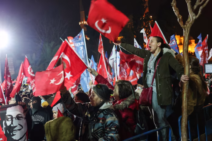 Por sexto día consecutivo, miles de manifestantes salieron a las calles de Estambul por el arresto del rival de Erdogan