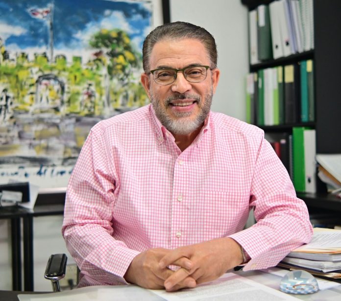 Santo Domingo, 8 de marzo de 2025 – Con motivo del Día Internacional de la Mujer, el Dr. Guillermo Moreno utilizó sus redes sociales para reflexionar sobre los avances y desafíos que aún persisten en la lucha por la equidad de género. En su mensaje, destacó la importancia de reconocer el papel fundamental de la mujer en la sociedad y llamó a la acción para erradicar la violencia de género y la discriminación. Moreno subrayó que, a pesar del progreso alcanzado en materia de derechos y oportunidades, aún existen profundas desigualdades que afectan a las mujeres en diferentes ámbitos. “La brecha salarial sigue siendo una realidad que limita el reconocimiento del trabajo femenino, y la violencia de género continúa cobrando vidas y afectando a miles de mujeres en nuestro país y el mundo”, expresó el líder político, haciendo énfasis en la necesidad de tomar medidas contundentes para combatir el feminicidio, el maltrato y el abuso. Asimismo, rindió homenaje a las mujeres pioneras que con su determinación han abierto camino en la lucha por la igualdad. “Este día es una oportunidad para reconocer a todas aquellas que han alzado su voz y han defendido sus derechos a lo largo de la historia. Su legado nos impulsa a seguir avanzando hacia una sociedad más justa, donde hombres y mujeres gocen de las mismas oportunidades”, señaló. En su mensaje, Moreno reiteró su compromiso con la equidad de género y exhortó a la sociedad a asumir un rol activo en la construcción de un mundo más inclusivo y libre de violencia. “Que este 8 de marzo nos motive a la reflexión y, sobre todo, a la acción. La lucha por la igualdad no es solo un compromiso de las mujeres, sino una responsabilidad de todos”, concluyó. El Día Internacional de la Mujer, conmemorado cada 8 de marzo, es una fecha que resalta la histórica lucha femenina por la equidad y los derechos humanos. En República Dominicana, al igual que en otros países, se han logrado avances significativos, pero aún queda un largo camino por recorrer para garantizar un entorno seguro, justo y equitativo para todas las mujeres.