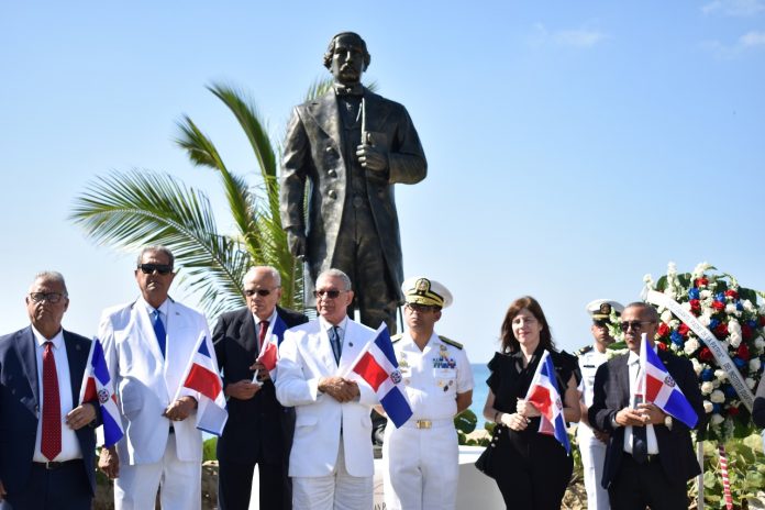 En el centro, el presidente del Instituto Duartiano, Wilson Gómez Ramírez y el contraalmirante Juan Gilberto Núñez, de la Armada Dominicana, junto a directivos de la entidad patriótica.
