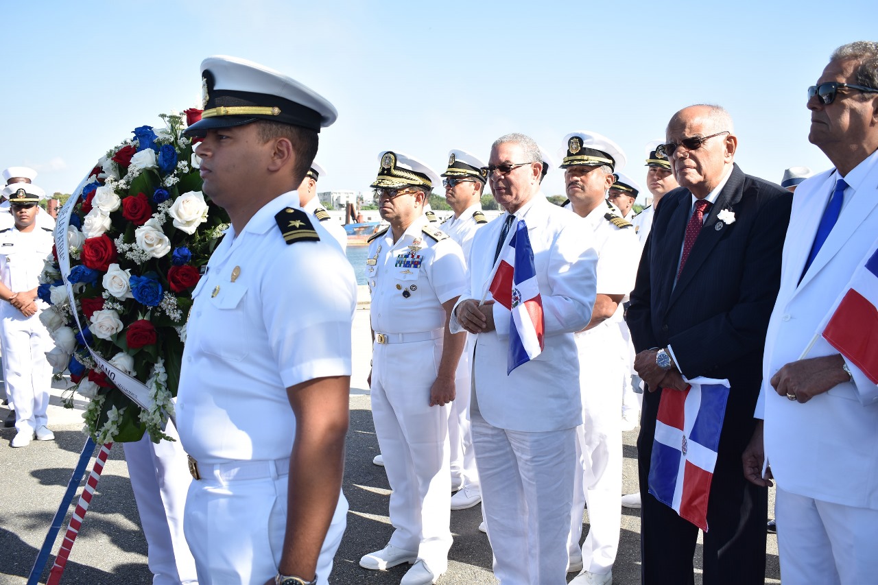 Honores militares a Juan Pablo Duarte en la base naval de San Soucí.