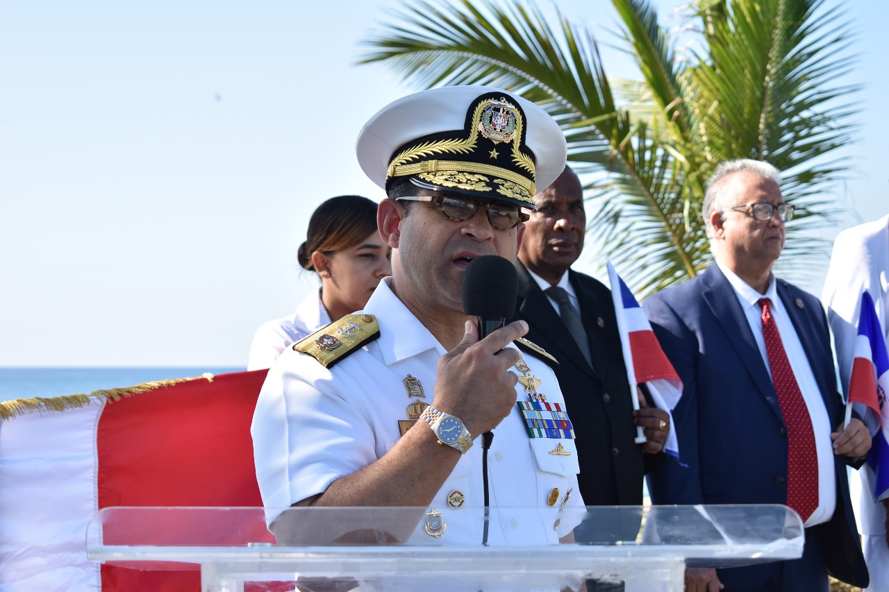 El contraalmirante Juan Gilberto Núñez, se dirige a los presentes.