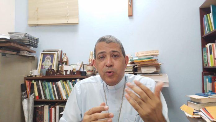 Obispo de La Vega cuestiona a quienes irrespetan a los fallecidos en Jet Set por 