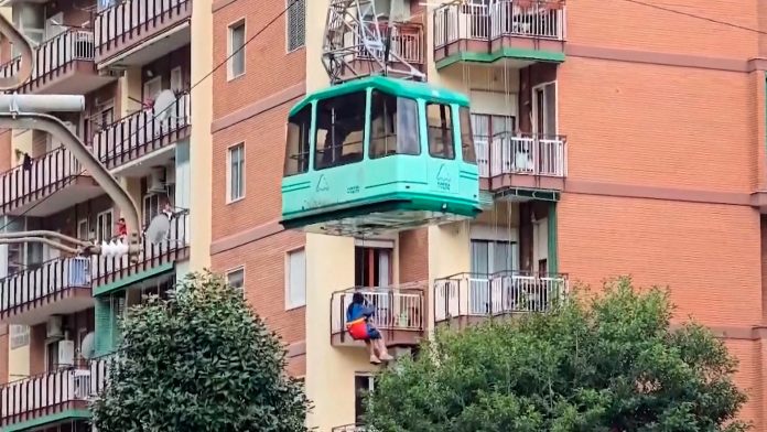 Cinco desaparecidos tras rotura de cable en teleférico de Nápoles