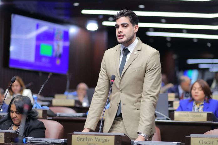 “Estamos hablando de ancianos sin acceso a sus tratamientos, niños sin medicamentos y madres que salen de un hospital con una receta en la mano, pero sin dinero en el bolsillo para comprarla”, expresó.