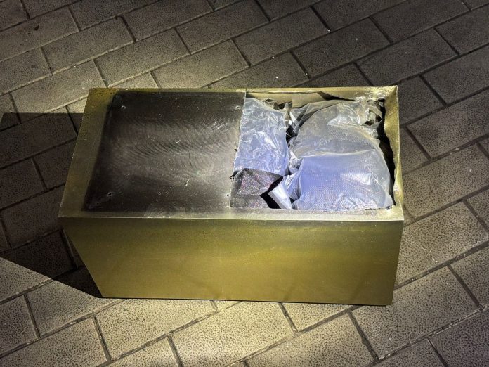 Incautan 13 paquetes de marihuana camuflados en caja de metal tipo baúl