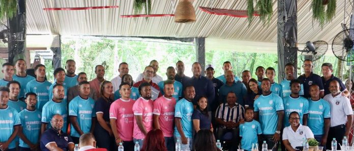 Alcalde Juan Ramón Hernández reconoce a Salcedo Futbol Club