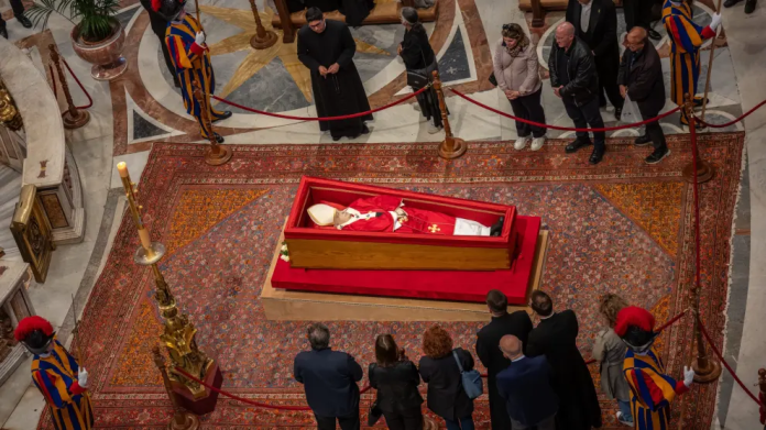 Capilla ardiente del papa concluye para proceder a la ceremonia del cierre del féretro