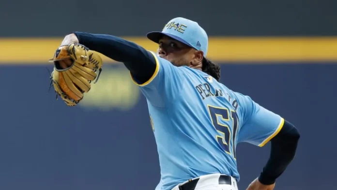 El derecho Freddy Peralta (982), de los Cerveceros, con sus cinco ponches del viernes dejó atrás a José Lima (980) en el triunfo de Milwaukee 5-3 ante los Atléticos ante 25,008 fanáticos en el American Family Field este viernes. Peralta (Toros) nacido en Las Lagunas de Moca en junio de 1996, dejó atrás los 978 ponches de Luis Severino y está detrás de los 1,032 de Joaquín Andújar, el lanzador 22 de los nacidos en Dominicanos con más de mil ponches en MLB. En el encasillado de victorias está uno de los 56 de Alejandro Peña y Willy Peralta, dejando atrás a Carlos Villanueva con 51. En 183 juegos tiene 55*37 con 3.73 de efectividad. En la organización cervecera es mexicano Yovanny Gallardo es líder con 1,226, seguido por Ben Sheets con 1,206 y Teodoro Higuera, mexicano con 1,081. Peralta (2-1) permitió siete hits y una base por bolas, ponchando a cinco en cinco entradas en blanco para presentar marca de 1-1, 3.86 de efectividad en tres juegos contra los A’s de por vida. Peralta no ha permitido más de dos carreras en ninguna de sus cinco aperturas hasta el momento. Los Atléticos podrían ser jóvenes, pero demostraron una paciencia tremenda en el plato y eso le pasó factura al conteo de lanzamientos de Peralta después de la primera entrada. MIRA TAMBIÉN Luis L. Ortiz se enfrenta a su ex equipo en Pittsburgh Luis L. Ortiz se enfrenta a su ex equipo en Pittsburgh También conectaron siete sencillos y recibieron una base por bolas, doblando a Peralta, pero este no se quebró. Tanto en la cuarta como en la quinta entrada, pusieron a dos en base, pero él usó una doble matanza de 6-4-3 y luego un elevado al jardín derecho para escapar con la blanqueada intacta. Peralta lanzó 93 lanzamientos en total y terminó con cinco ponches, su menor cantidad en la temporada. Una remontada de los Cerveceros con dos outs en la quinta también le dio a Nick Mears una ventaja de 3-0 con la que trabajar cuando Turang conectó un hit dentro del cuadro y Chourio recibió base por bolas para perseguir a Ginn, y Yelich recibió a López con un sencillo impulsor al jardín derecho. Los Atléticos recuperaron esa carrera, con una base por bolas al abrir la entrada que le afectó a Mears. El boleta, otorgado a JJ Bleday, representó el primer corredor en base permitido por Mears en seis apariciones esta temporada. Se espera que su próxima apertura sea como visitante contra los Gigantes.