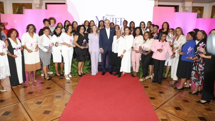 En tanto, el premio a Liderazgo e Impacto Social fue entregado a: Kattia Mac Donald, Martina Reyes, Aída Caraballo, Elena Vele, Eduvigis de Jesús, Cristina de los Santos, Deyanira Solano Pión, Ramona Solano Pión, Clara Ureña y María Roque.