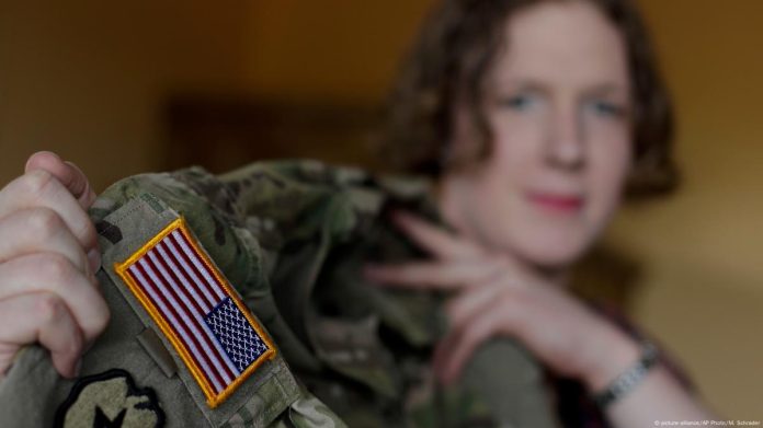 Supremo de EEUU permite al Gobierno de Trump excluir a las personas trans del Ejército