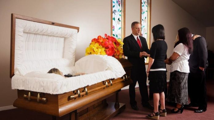 La mujer, de 87 años, fue declarada muerta por un médico forense luego de ser hallada inconsciente en su domicilio. Sin embargo, cuando fue colocada en un ataúd por los empleados de la funeraria, abrió los ojos y comenzó a respirar.