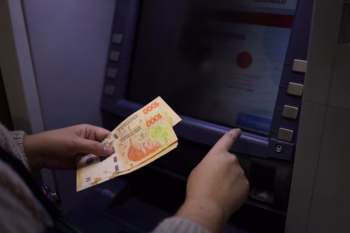 Es esencial entender las implicaciones de este descuido común, y las medidas de seguridad adicionales que se pueden adoptar al retirar dinero de cajeros automáticos.