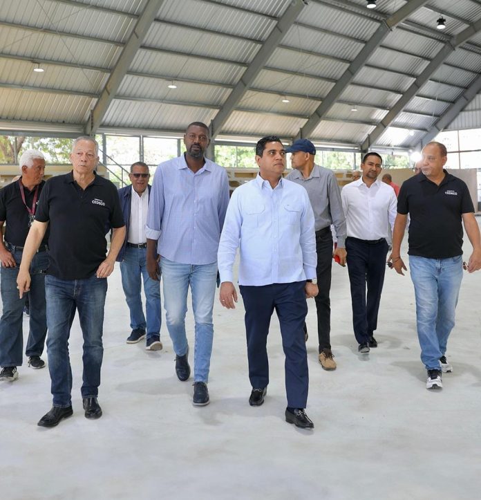 Ministro Kelvin Cruz supervisa trabajos del Centro Deportivo y Cultural Ozama