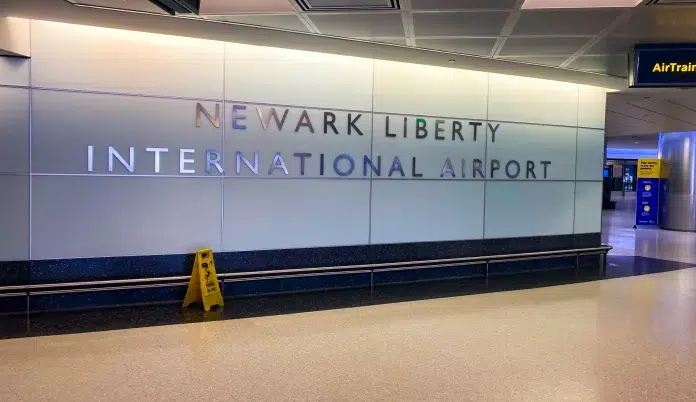 Cien vuelos cancelados en aeropuerto de Newark tras fallo en los controladores aéreos