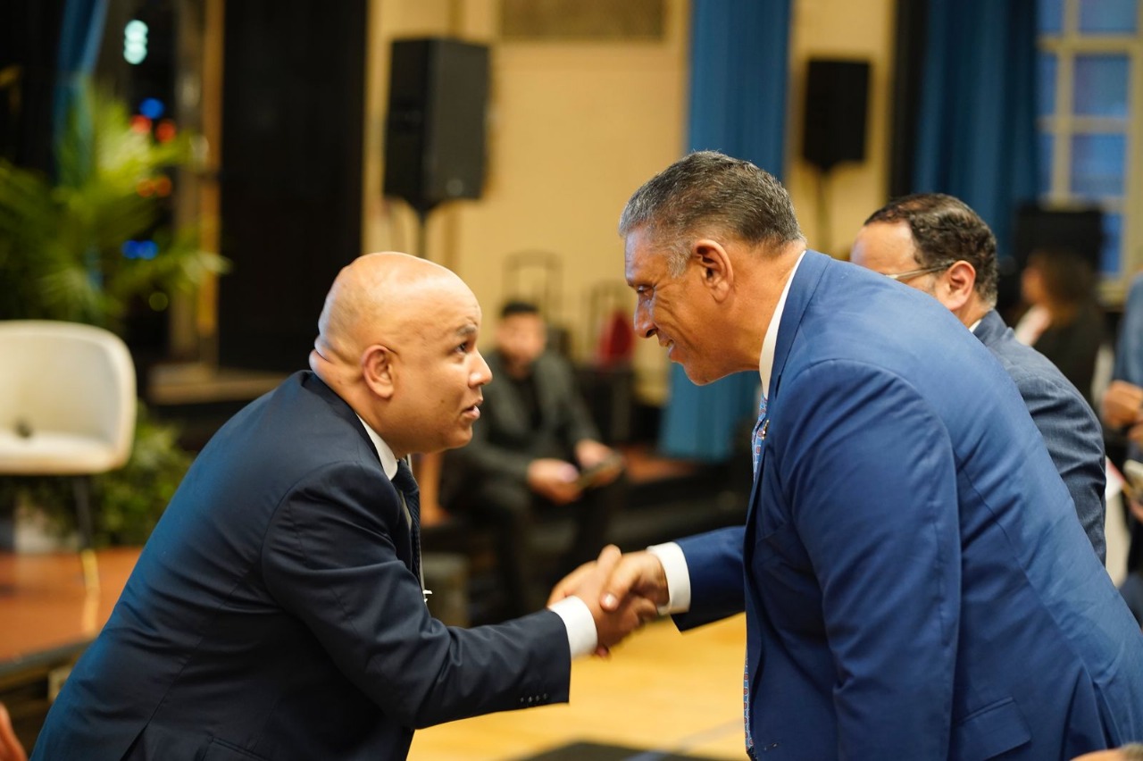 El cónsul dominicano en Nueva York, Jesús Antonio Vásquez Martínez, y el doctor Robinson Cuello Shanlatte se saludan tras la exposición.