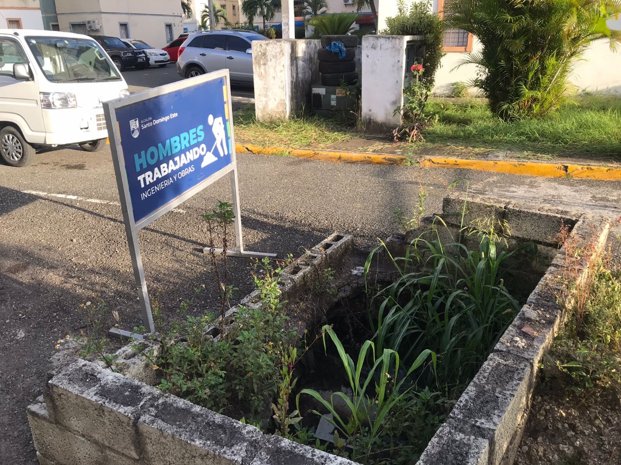 Malezas y grama crecen en los trabajos abandonados por el Ayuntamiento Santo Domingo Este.